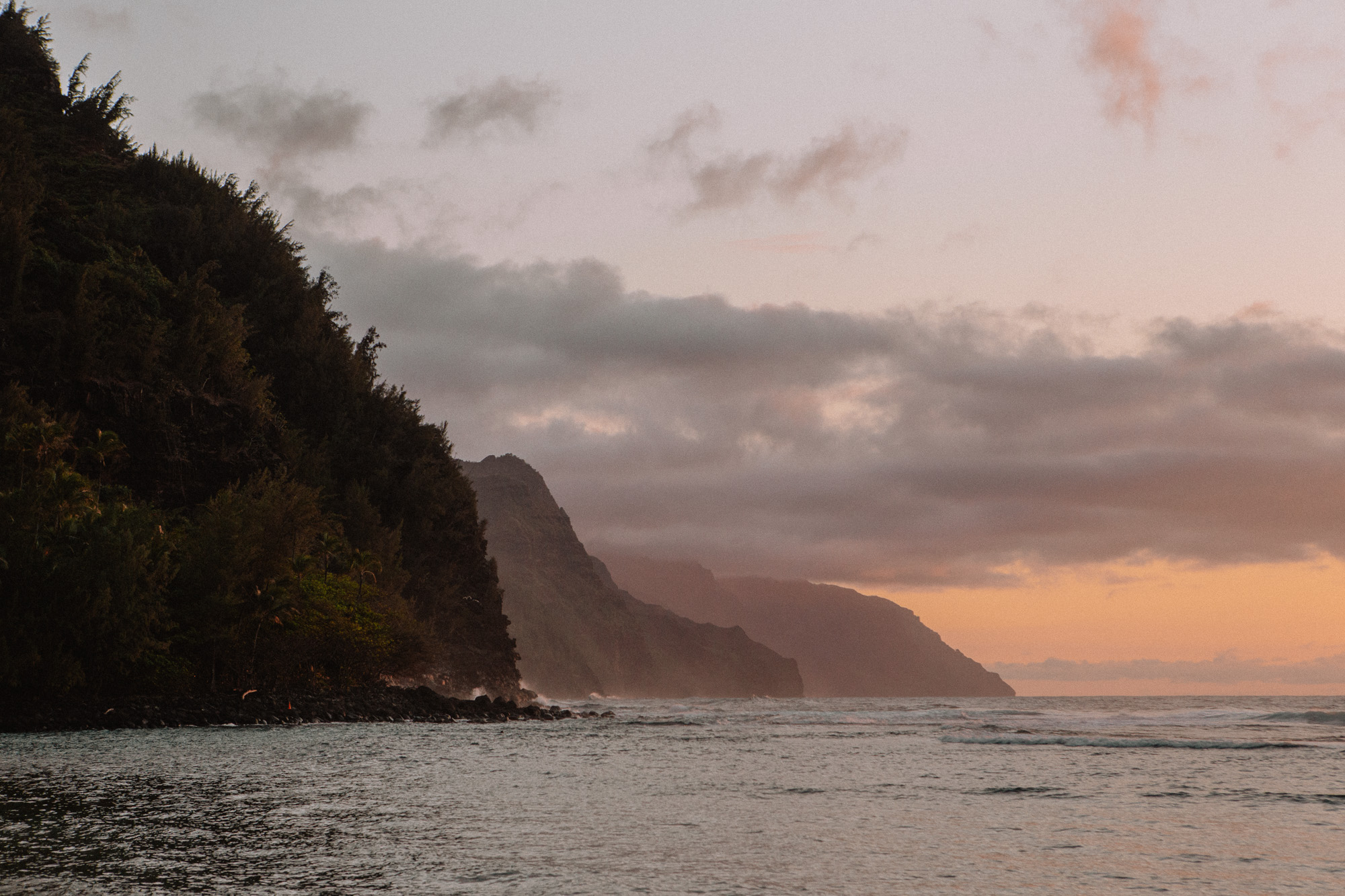 Na Pali coastline view from ke'e beach in north shore kauai