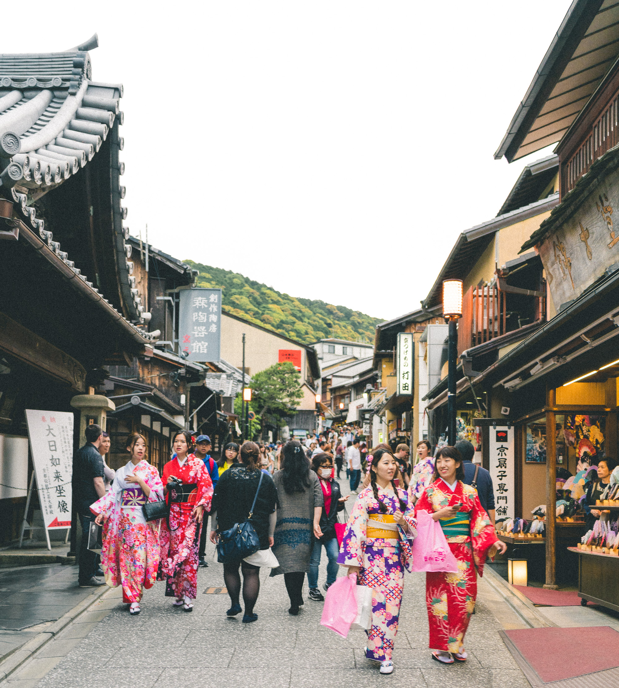 Matsubara Dori walking street below Kiyomizu-dera Temple in Kyoto, Japan | 24 Hour Guide to Kyoto, Japan | 1 Day Guide Kyoto | Kyoto City Guide | Kyoto Travel Itinerary 