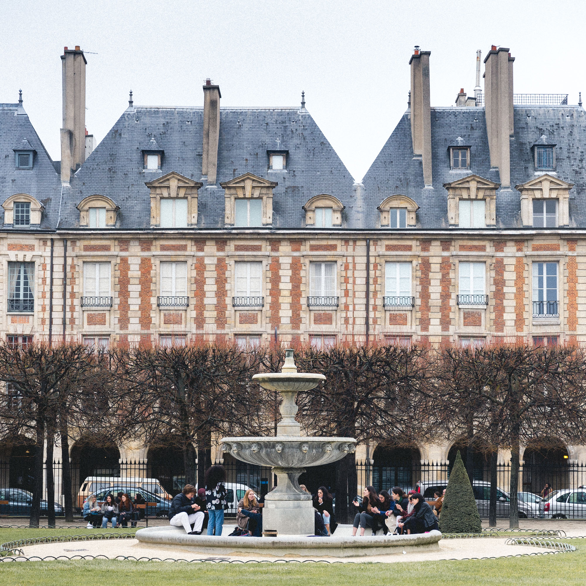 Local spots and parks in Paris - Place des Vosges in Summer - Complete Paris Travel Guide