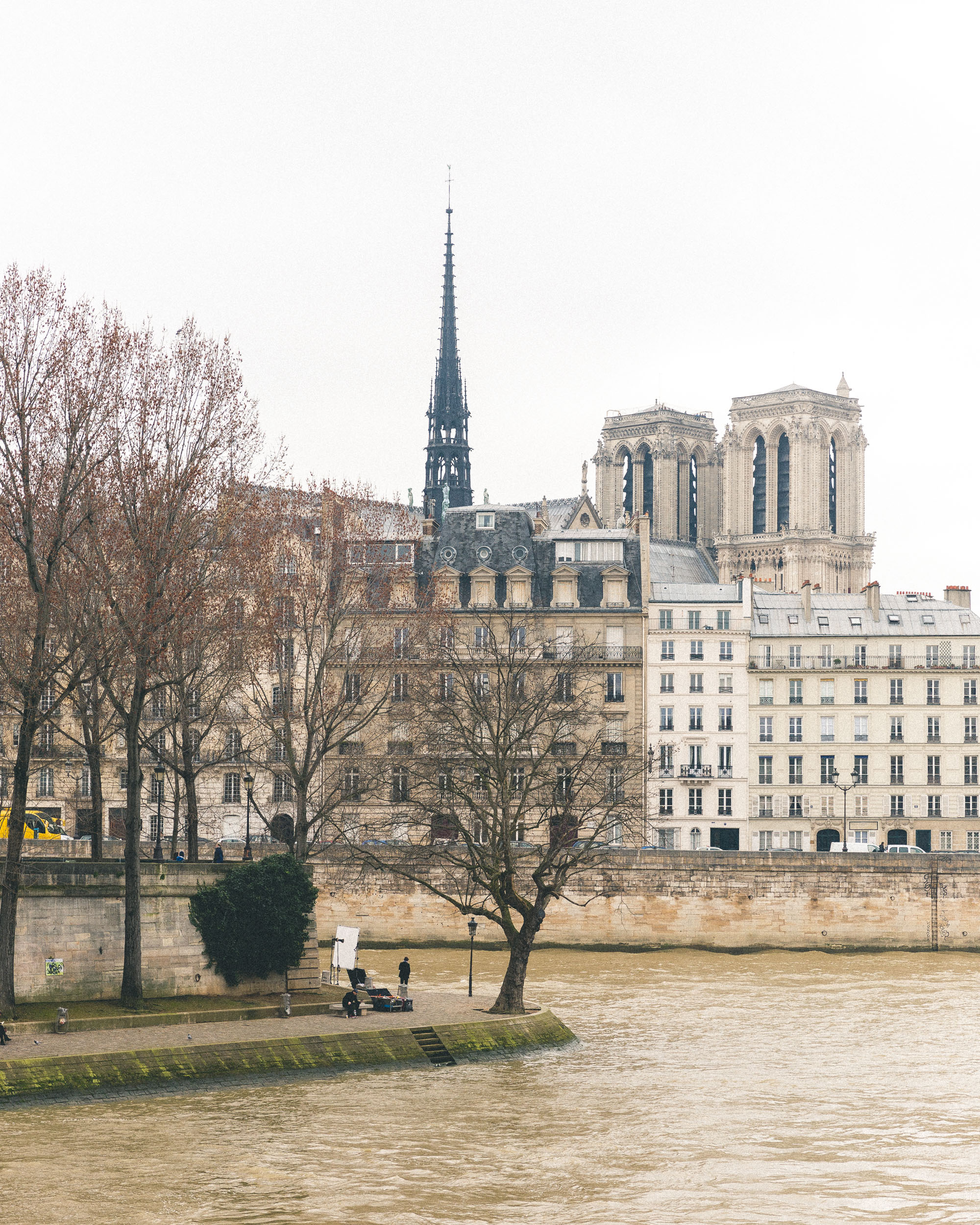 Walks along the River Seine - Most romantic parisian places - Complete Paris Travel Guide