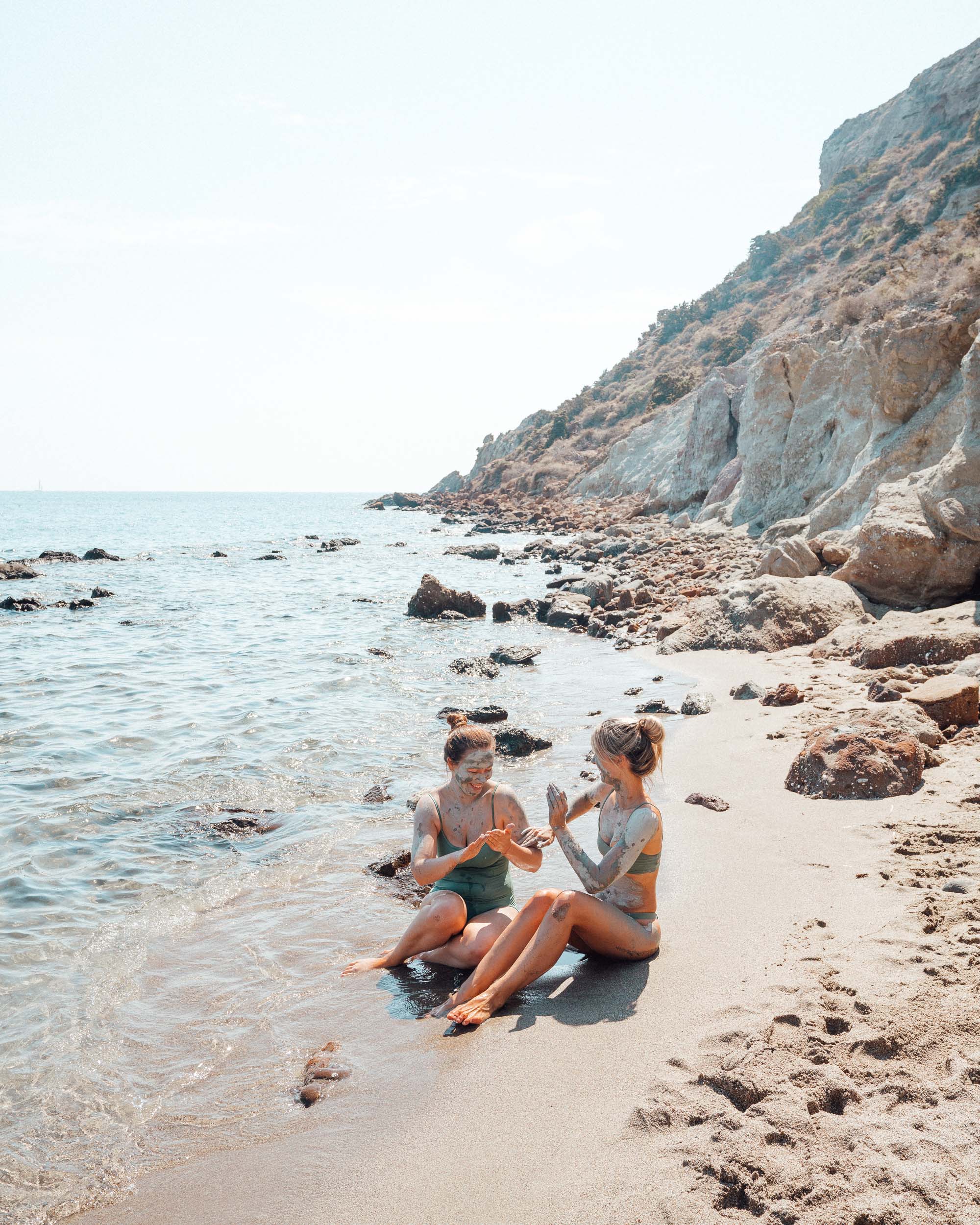 Clay mud beach in Paros via @finduslost