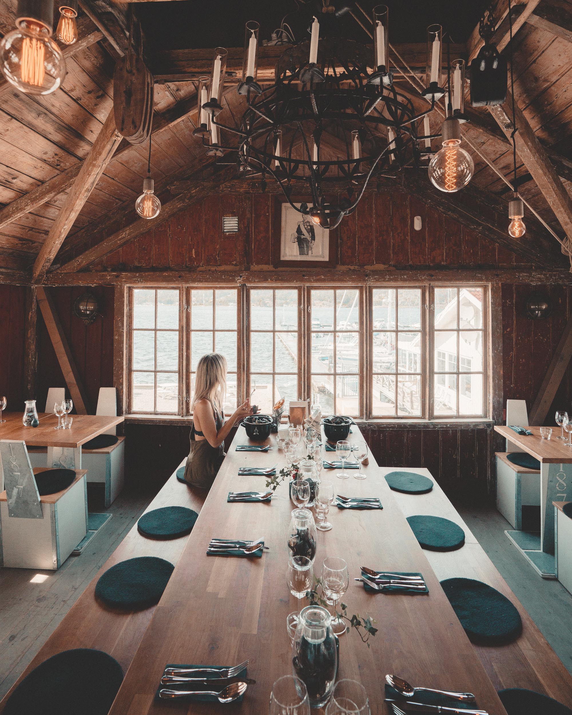 Eating fresh mussels in Ljungskile at Musselbarren | West Sweden Travel Guide via @finduslost