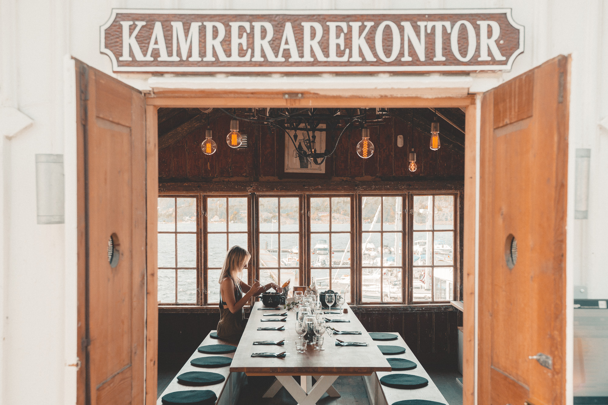 Eating fresh mussels in Ljungskile at Musselbarren | West Sweden Travel Guide via @finduslost