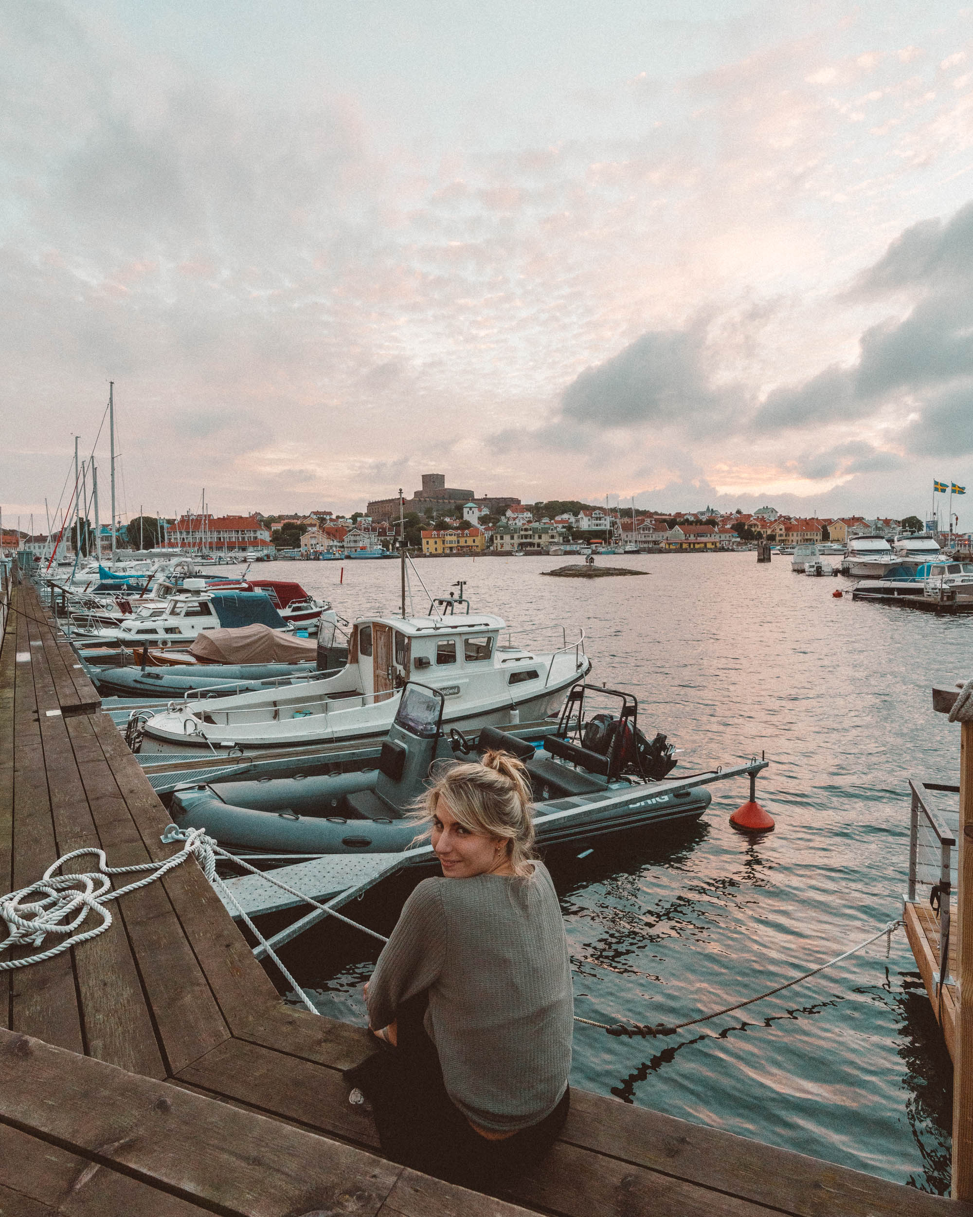Marstrand island views at sunset on the Swedish coast | West Sweden Travel Guide via @finduslost 